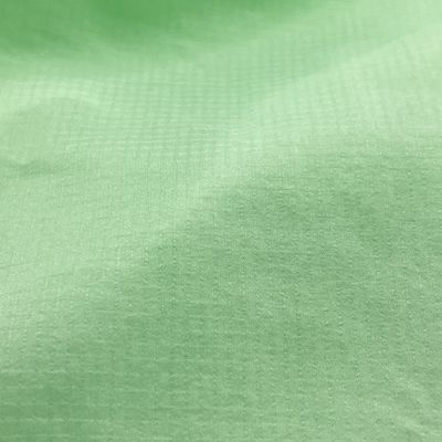 Tissu 100% nylon pour vêtements imperméable à l'eau 20D en plaquette 35gm combinaison de protection solaire avec tissu étanche aux éclaboussures